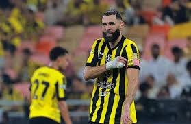 法甲半场：舍瓦利耶神扑，萨利苏进球被吹，巴黎0-0摩纳哥